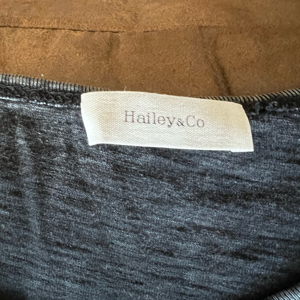 Hailey & Co. - L long sleeve - Picture 2 of 3